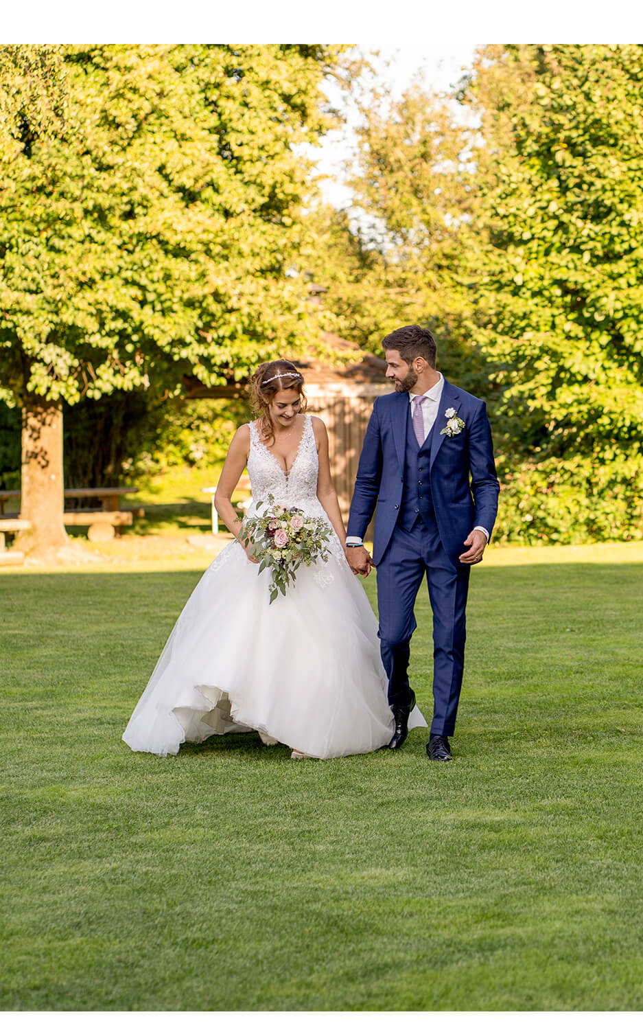 Brautpaar bei einer Hochzeit im Grünen