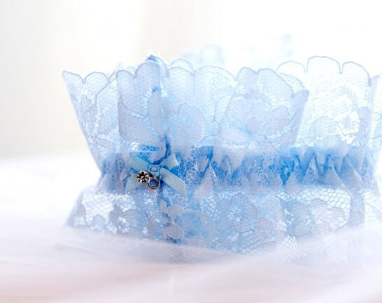 Blaues Strumpfband mit Blumendetail
